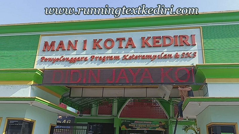 <p>Dengan adanya running text di sekolah akan memberikan sensasi tempat yang nyaman dan indah karena running text bisa memberikan warna dan tulisan yang nampak jelas di pintu masuk sekolah, jadi semua orang bisa mengetahui area tersebut tempat sekolah yang di gunakan siswa untuk belajar dan anda juga bisa mencantumkan ekstra kurikuler dipapan tersebut.</p>